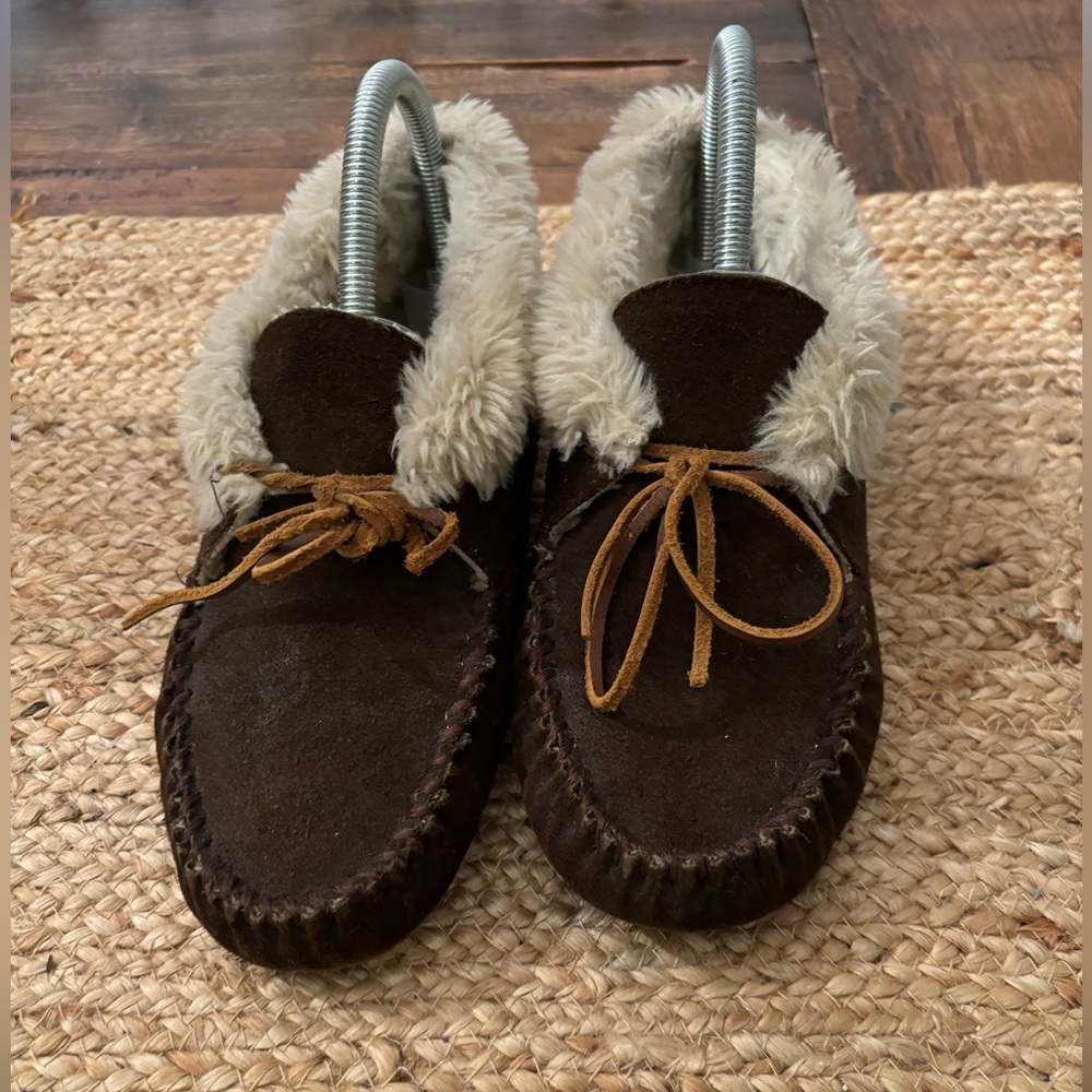 Minnetonka Brown Suede Leather and Sheep Moccasin‎ Slippers sz 7